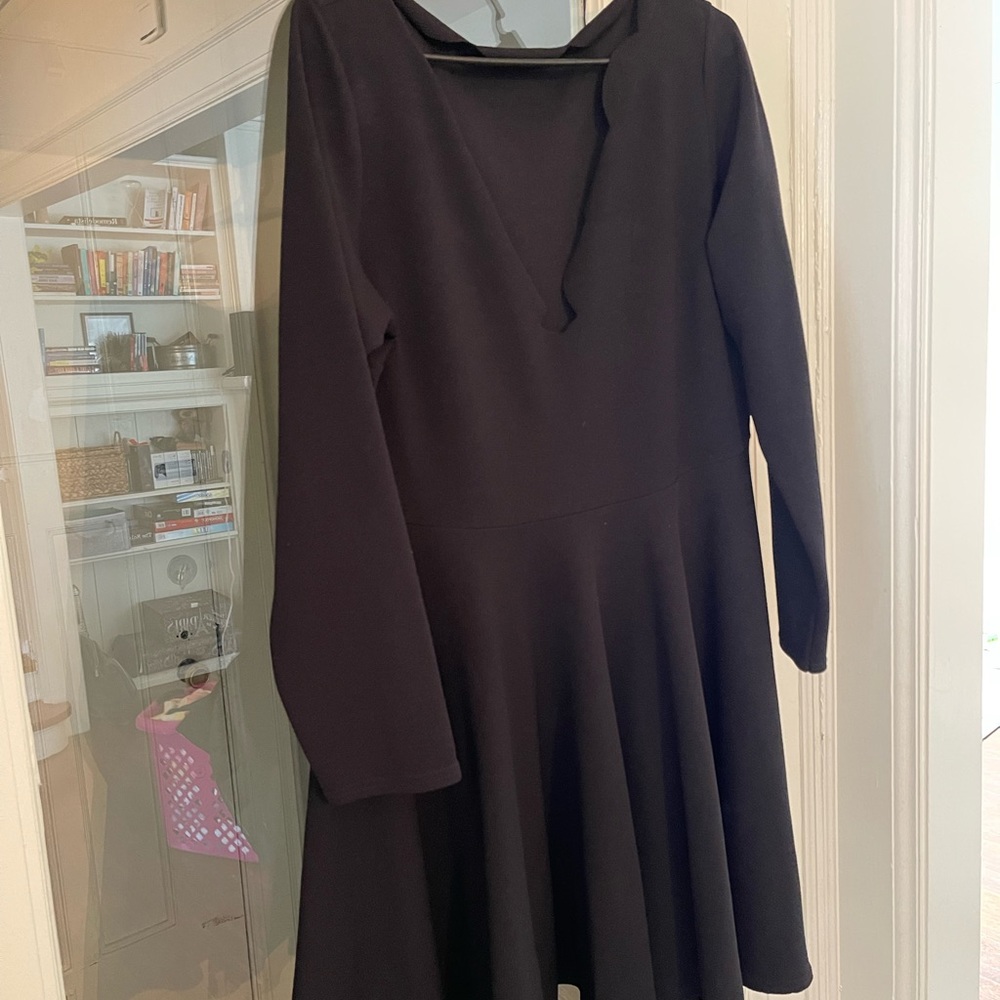 Black v neck dress